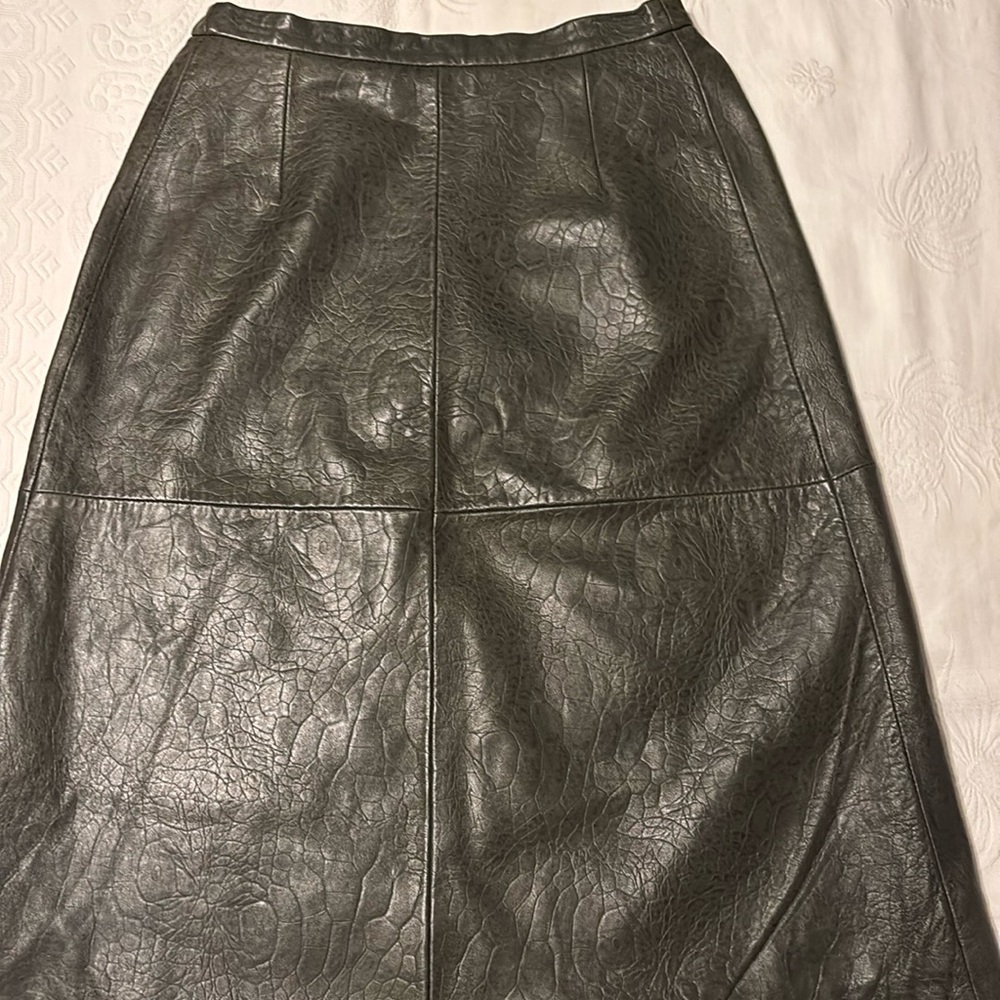 Jerry Lewis Classic Luxuries leather skirt size 10. Drk green with dark marbling